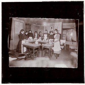 Ruoanlaittokoululuokka College Settlementissä. "Pomon raittiussaarna", n. 1895